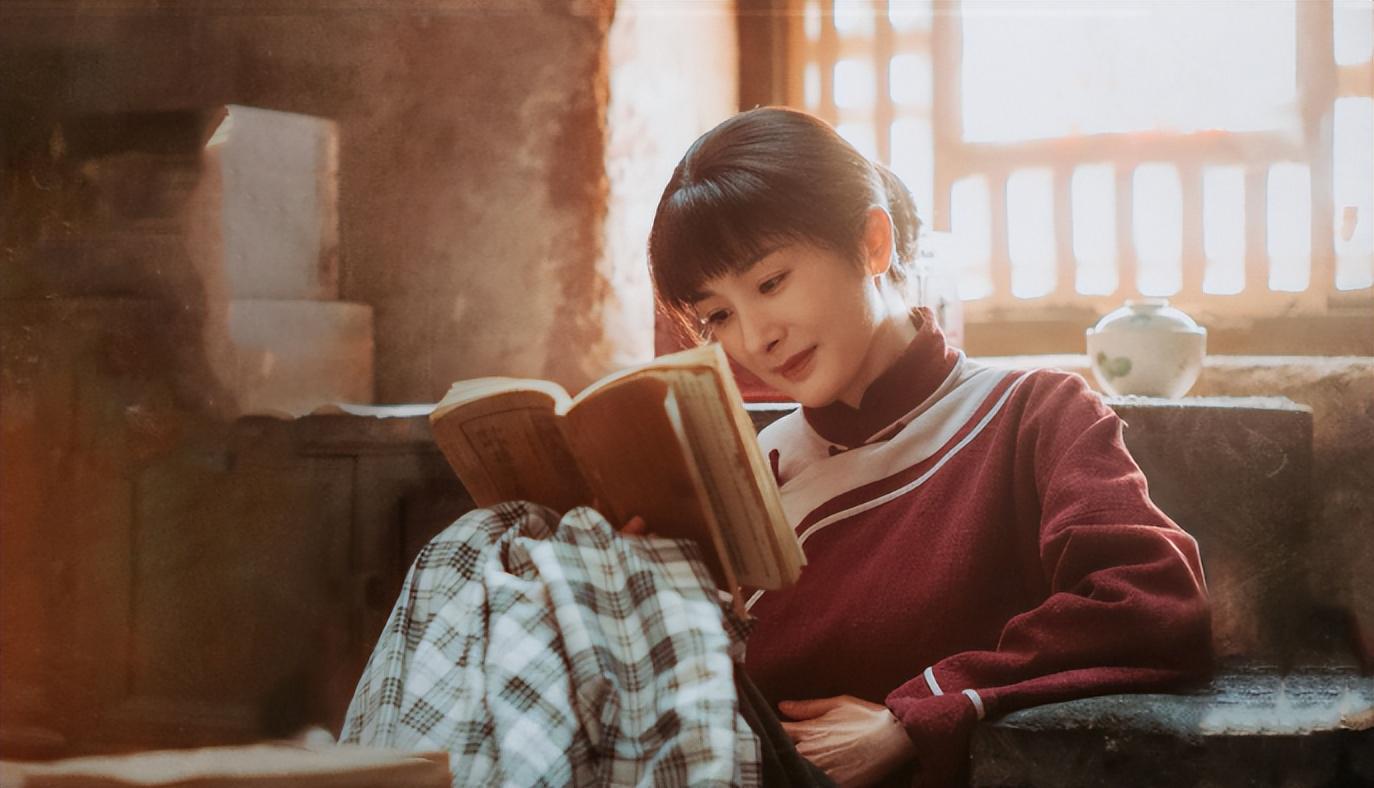《利剑玫瑰》还未开播,就等来官媒点名,不过新华社只夸了她一人